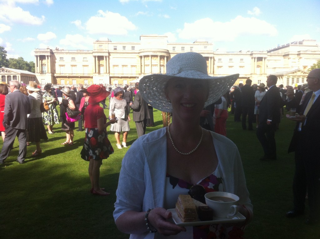 afternoon-tea-at-buckingham-palace-with-the-queen-bridge-the-travel-gap